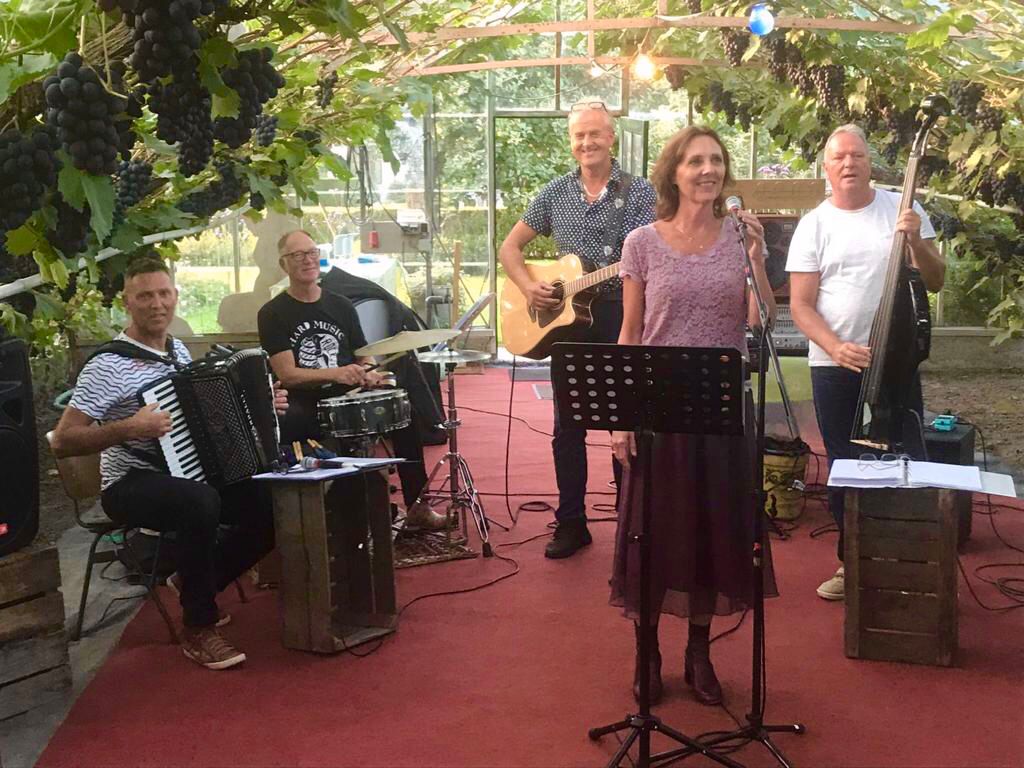 Franse Chansons tijdens een diner in een historische druivenkas in Blokker