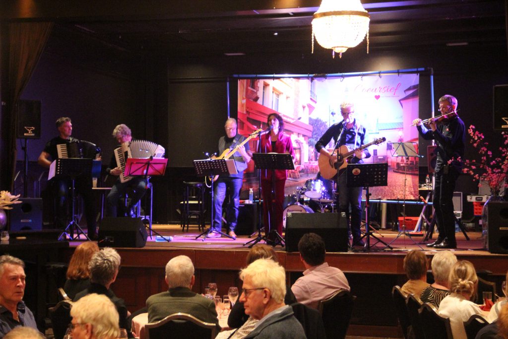 In 2023 trad de Coverband Coeursief op. franse chansons tijdens een diner dansant bij Stam Wognum
